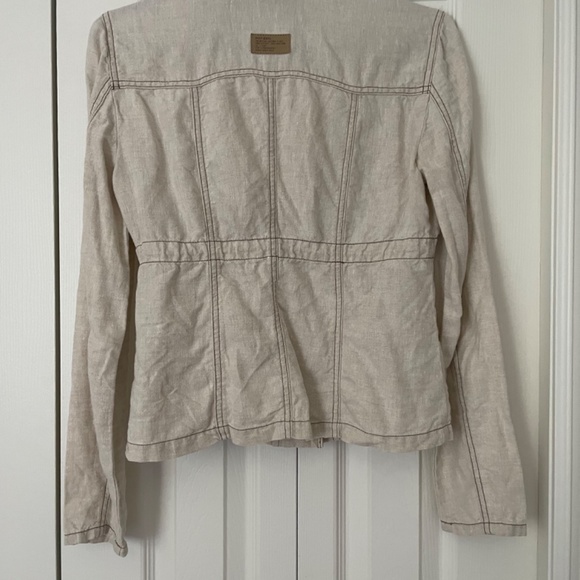 DKNY linen shirt - great with white jeans or denim - Picture 2 of 8